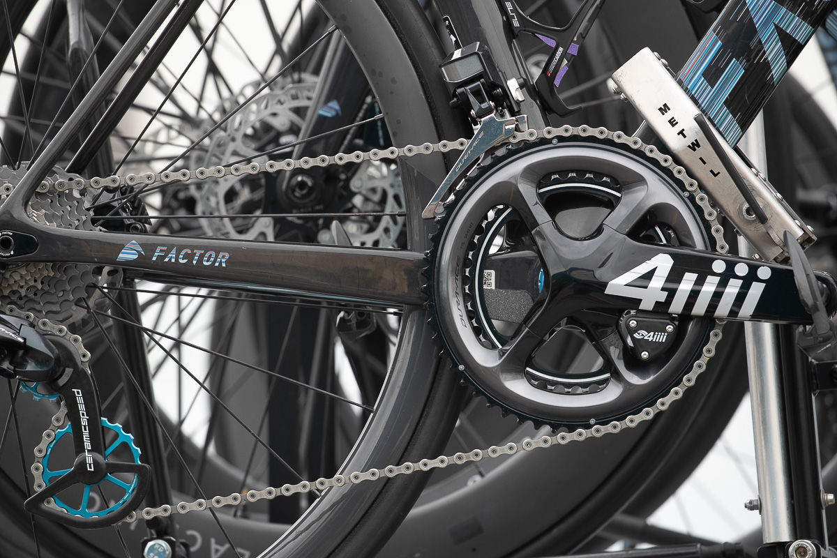 4iiii(フォーアイ)のPRECISION PROパワーメーターを使う。大きなロゴを配したモデルも