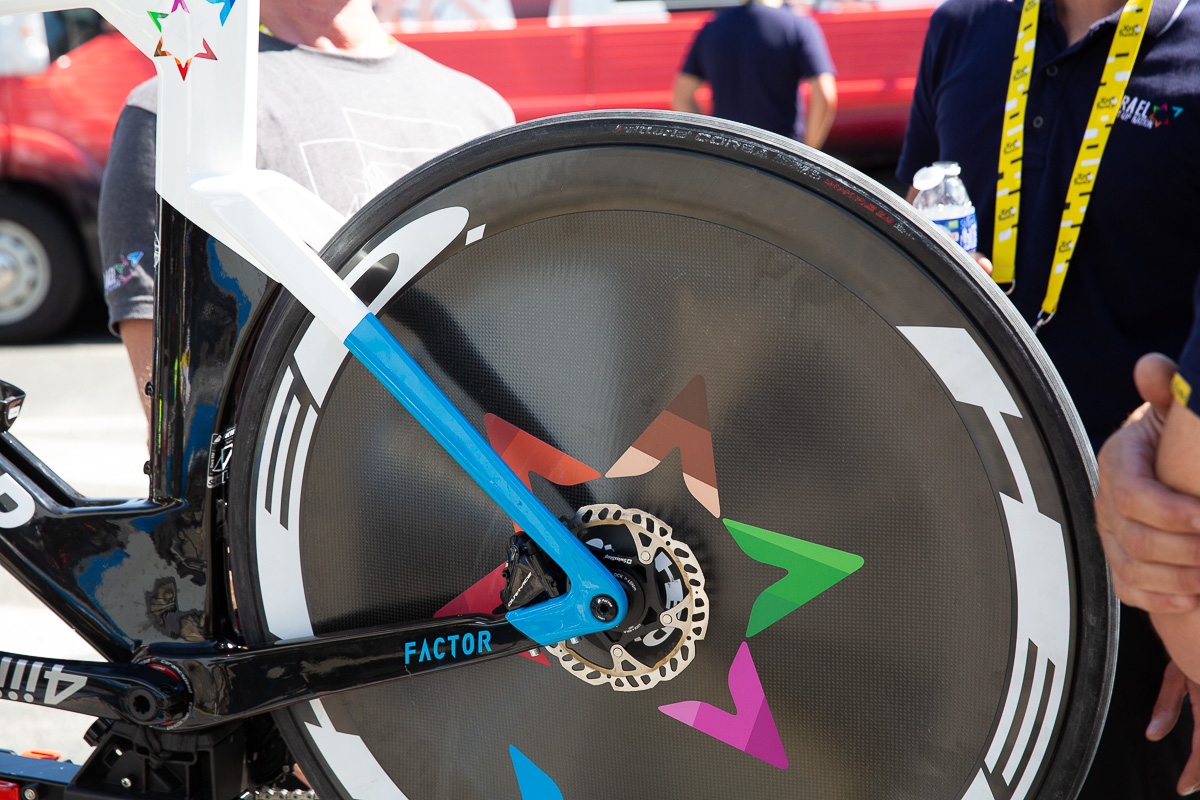 TTステージではロゴを塗りつぶしたヴィットリアのCORSA SPEEDタイヤが使われた
