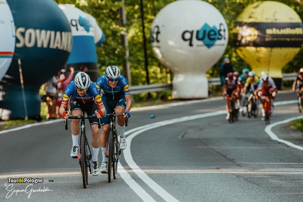 残り3kmで飛び出したレミ・カヴァニャ(フランス、ドゥクーニンク・クイックステップ)とミッケルフレーリク・ホノレ(デンマーク)