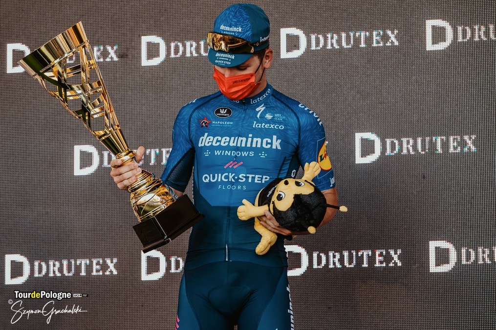ステージ優勝者に渡されるトロフィーを見つめるジョアン・アルメイダ(ポルトガル、ドゥクーニンク・クイックステップ