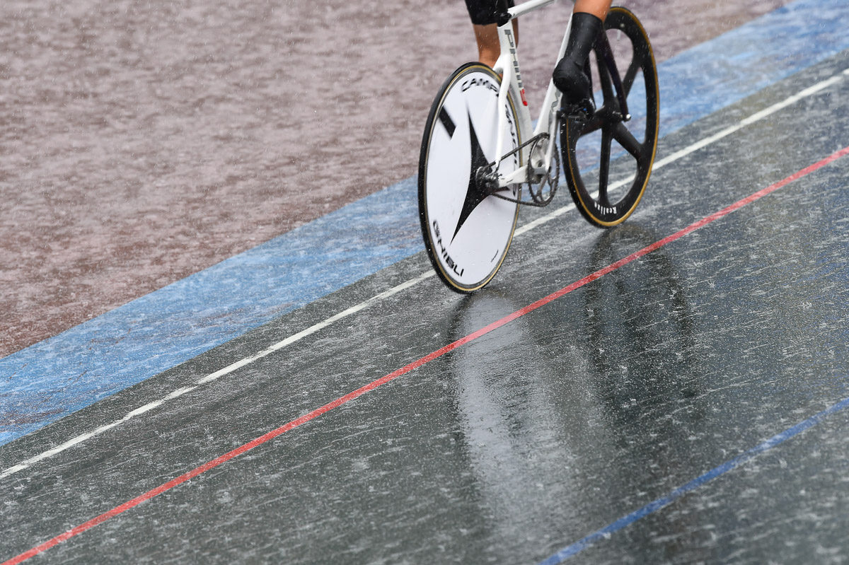 朝から激しい雨が走路に打ちつけた