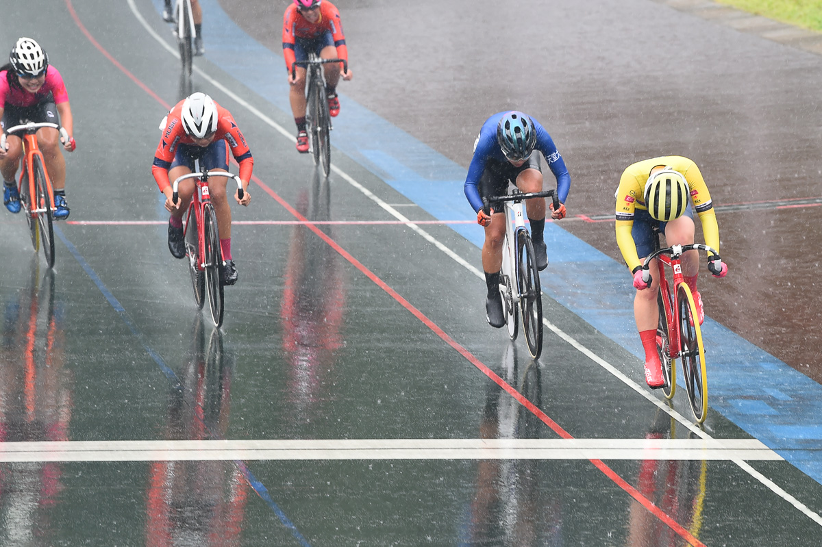 女子オムニアム/ポイントレース フィニッシュは石上夢乃(鹿屋体育大学)が1位、太郎田水桜(法政大学)が3位
