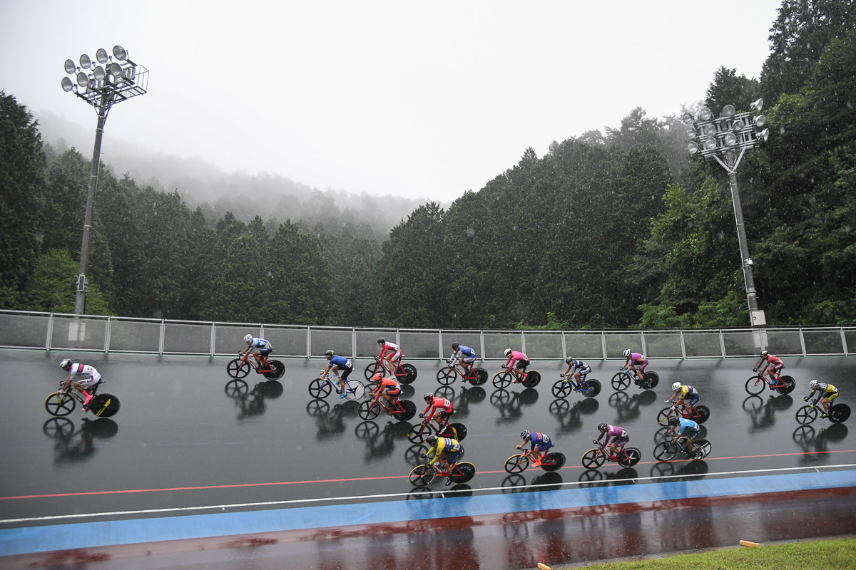 朝から雲が立ちこめて雨がふり続ける美鈴湖自転車競技場