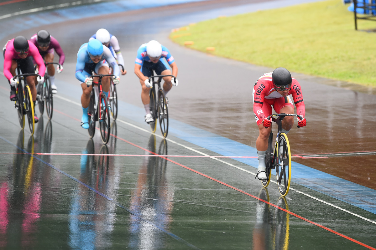 男子ケイリン決勝　市田龍生都（中央大学）が大差をつけてフィニッシュに飛び込む