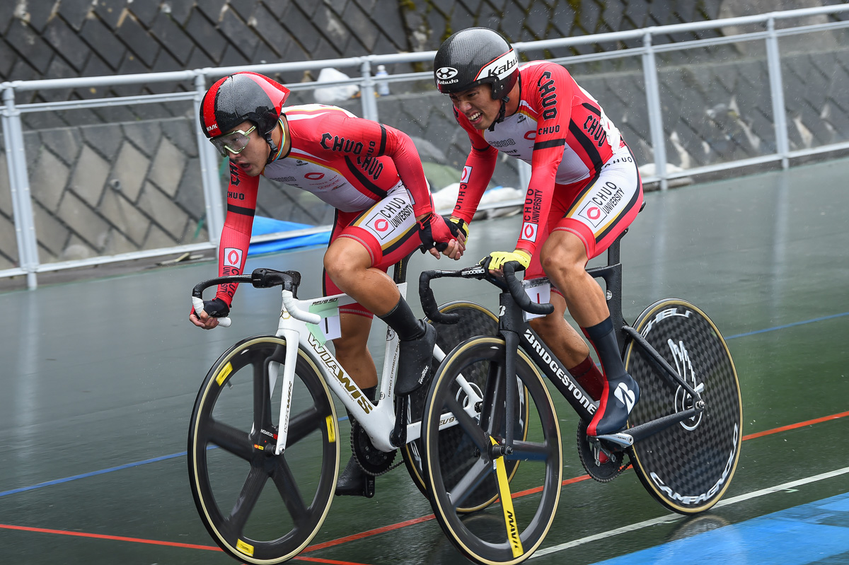 男子マディソン 終始リードして優勝を決めた中央大学（中村、山本）