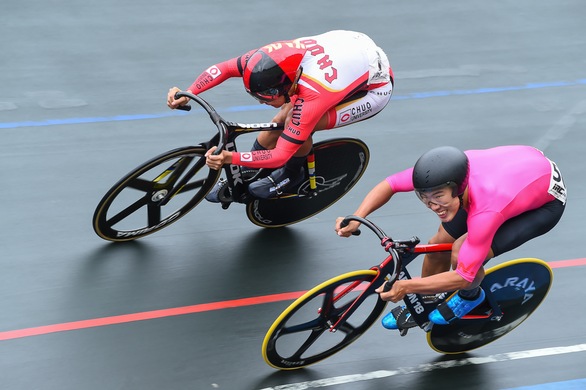 男子スプリント決勝　外から伊藤京介（日本大学）をまくりに行く梶原海斗（中央大学）