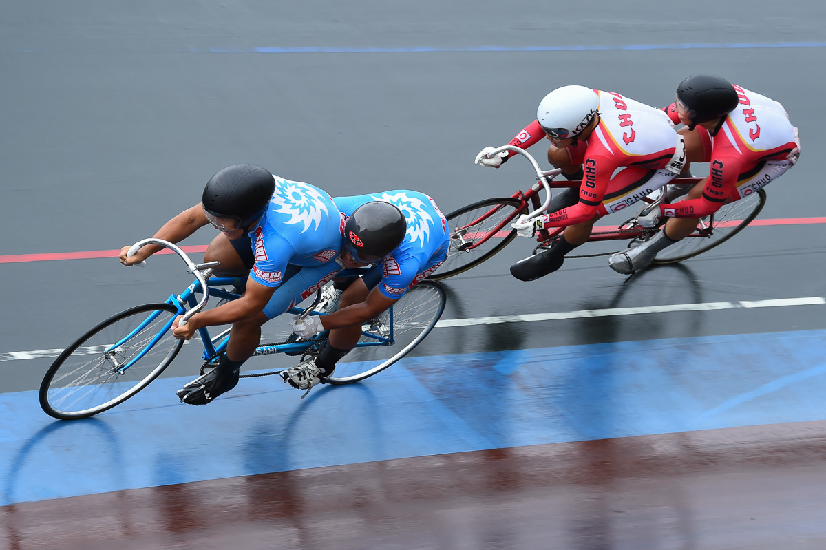 男子タンデムスプリント決勝 4コーナーで先行する朝日大学 この後、中央大学がまくり切る