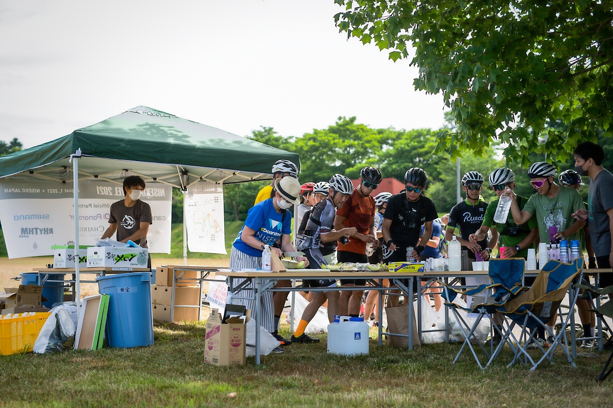 第2チェックポイントのランラン公園では、カットしたメロンが大好評