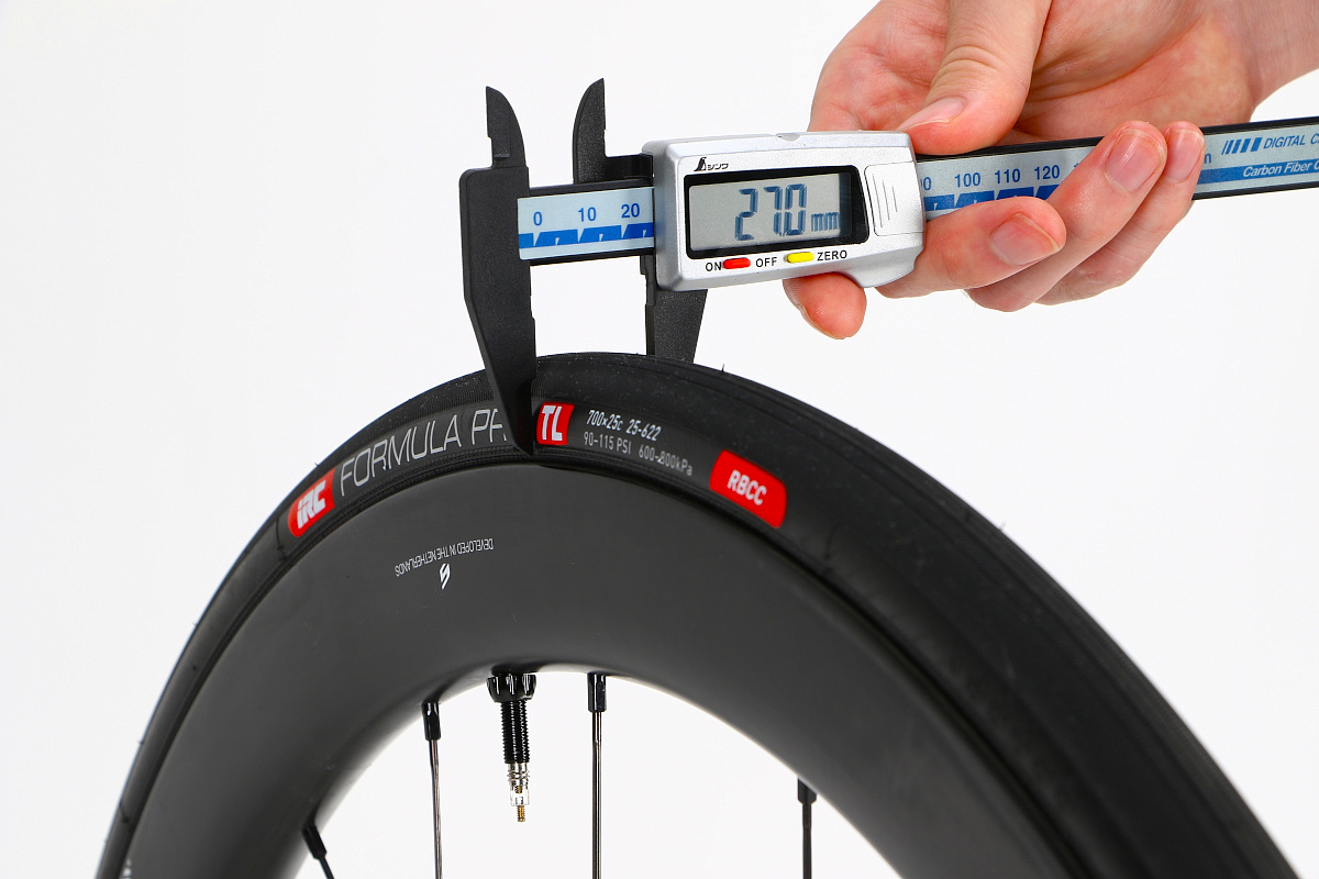 IRC FORMULA PRO TLR RBCC 700×25Cを装着するとエアボリュームは27.0mmに