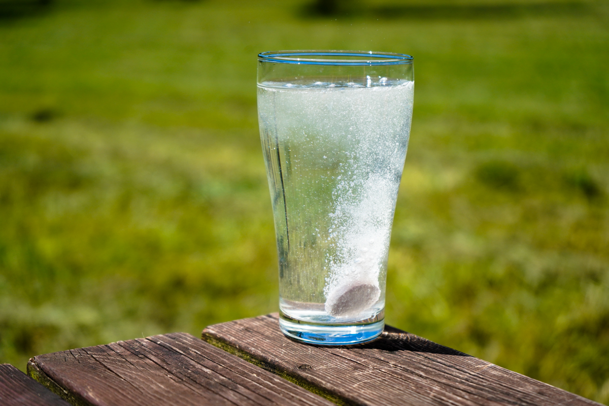 水に入れると発泡しながらまたたく間に溶けていく