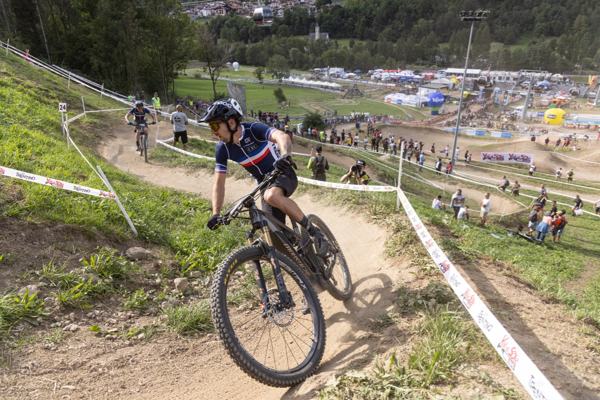 男子E-MTBクロスカントリー:フランスのジルーとピジョンが先頭グループを築く
