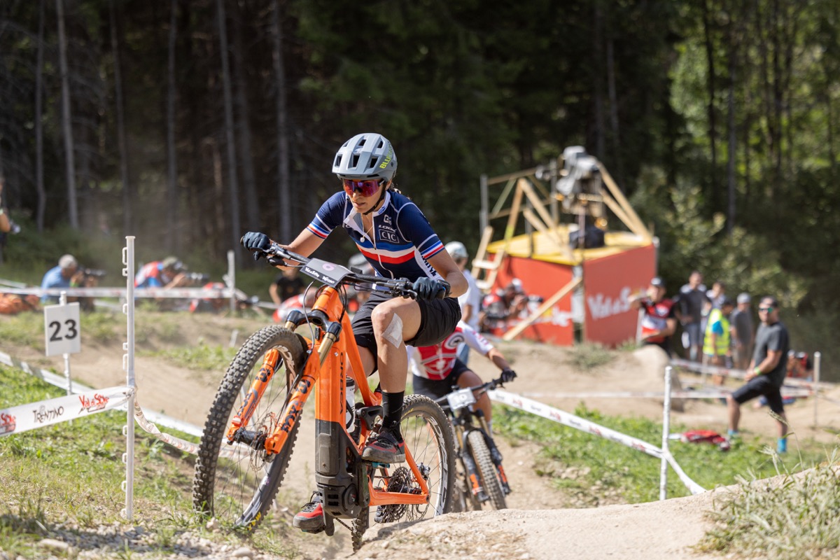 女子E-MTBクロスカントリー:先頭争いを繰り広げるローラ・シャルル(フランス)とニコール・ゲルディ(スイス)