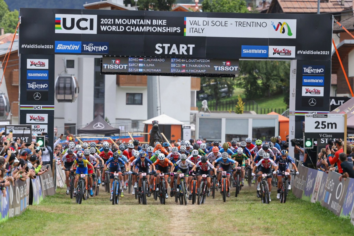 ドライコンディションの中、MTB世界選手権XCO 女子エリートのスタートが切られた