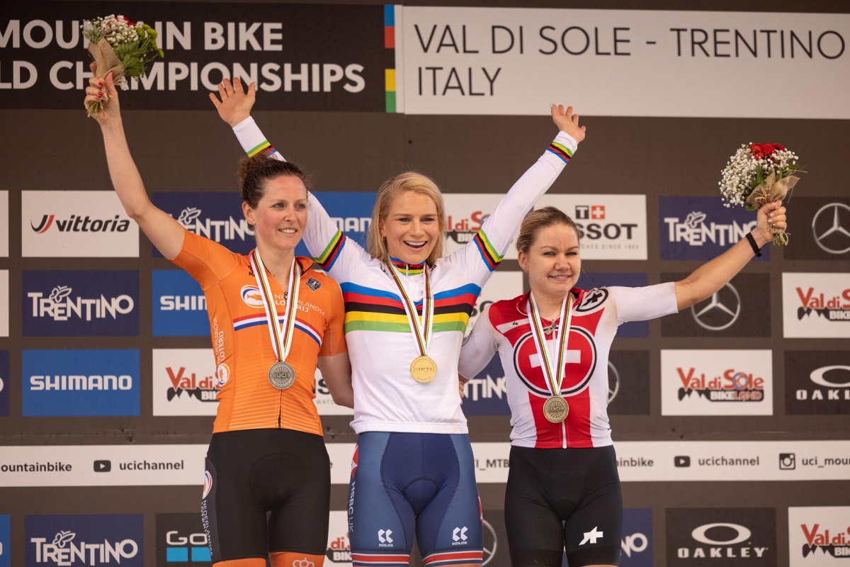 MTB世界選手権2021 女子エリート表彰式:2位アン・テルプストラ(オランダ)、1位イヴィ・リチャーズ(イギリス)、3位シーナ・フライ(スイス)
