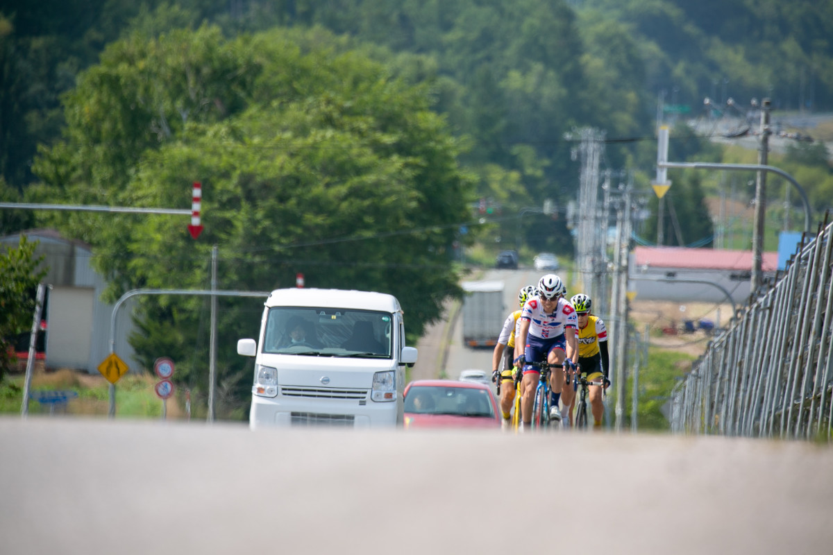 丘陵地帯を行くトレイン。大きく間隔をあけて抜いてくれるのが嬉しい