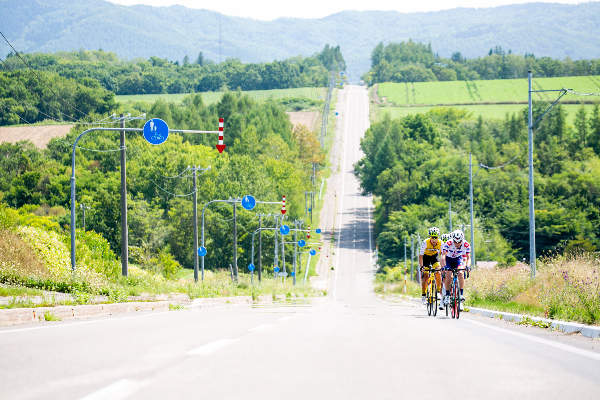 北海道らしい起伏のある道を走っていく