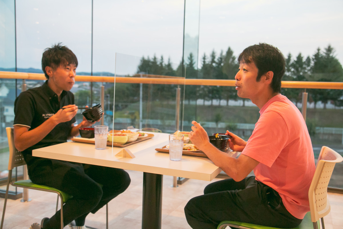 見晴らしの良い食堂でアスリートフードに舌鼓をうつ