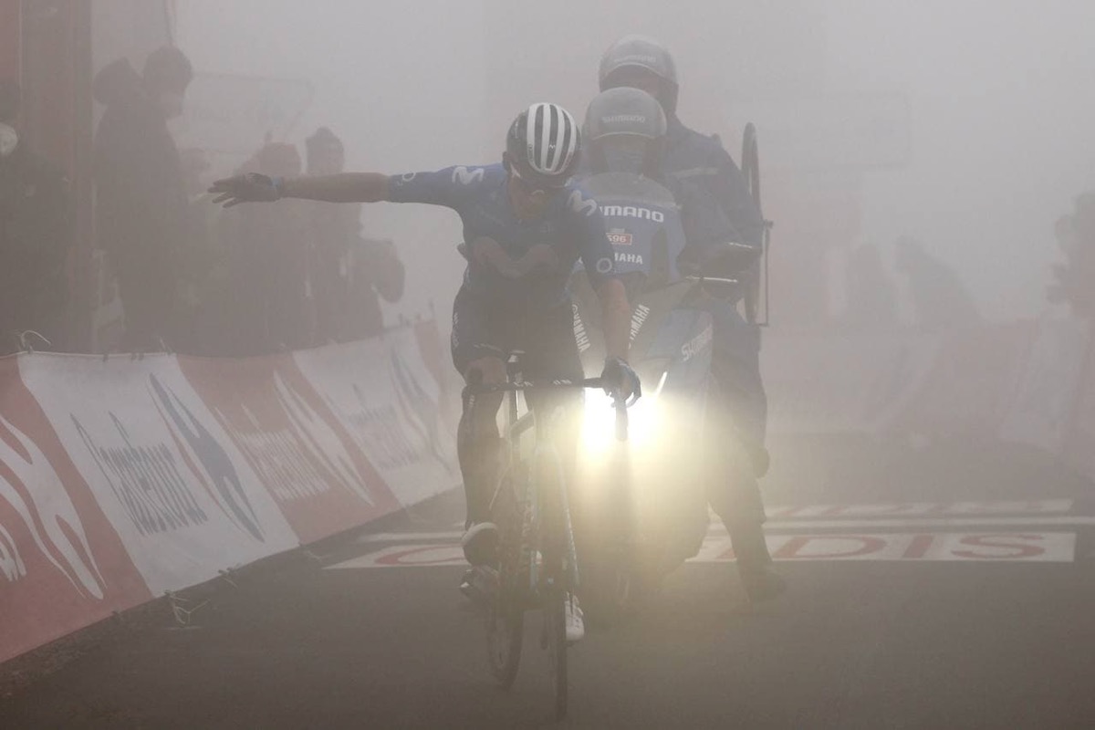 濃霧の超級山岳フィニッシュで勝利したミゲルアンヘル・ロペス（コロンビア、モビスター）