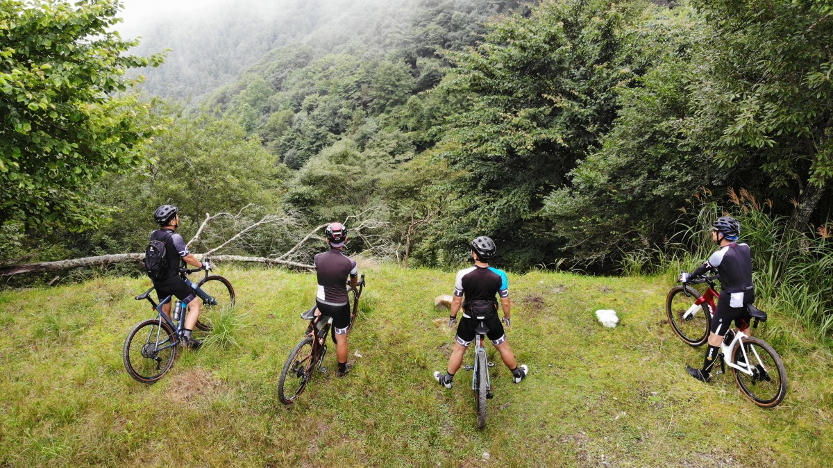 展望の良いところがあれば小休止。休日の静かな時間が流れる