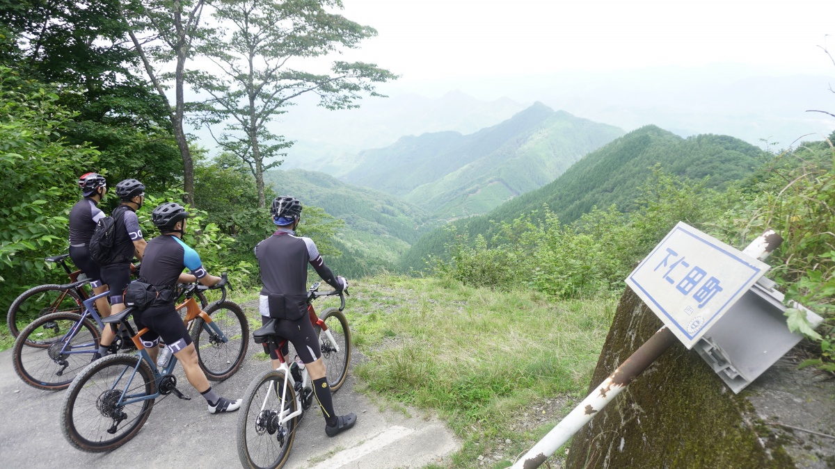 崩落で無くなった道を前に山並みを眺める