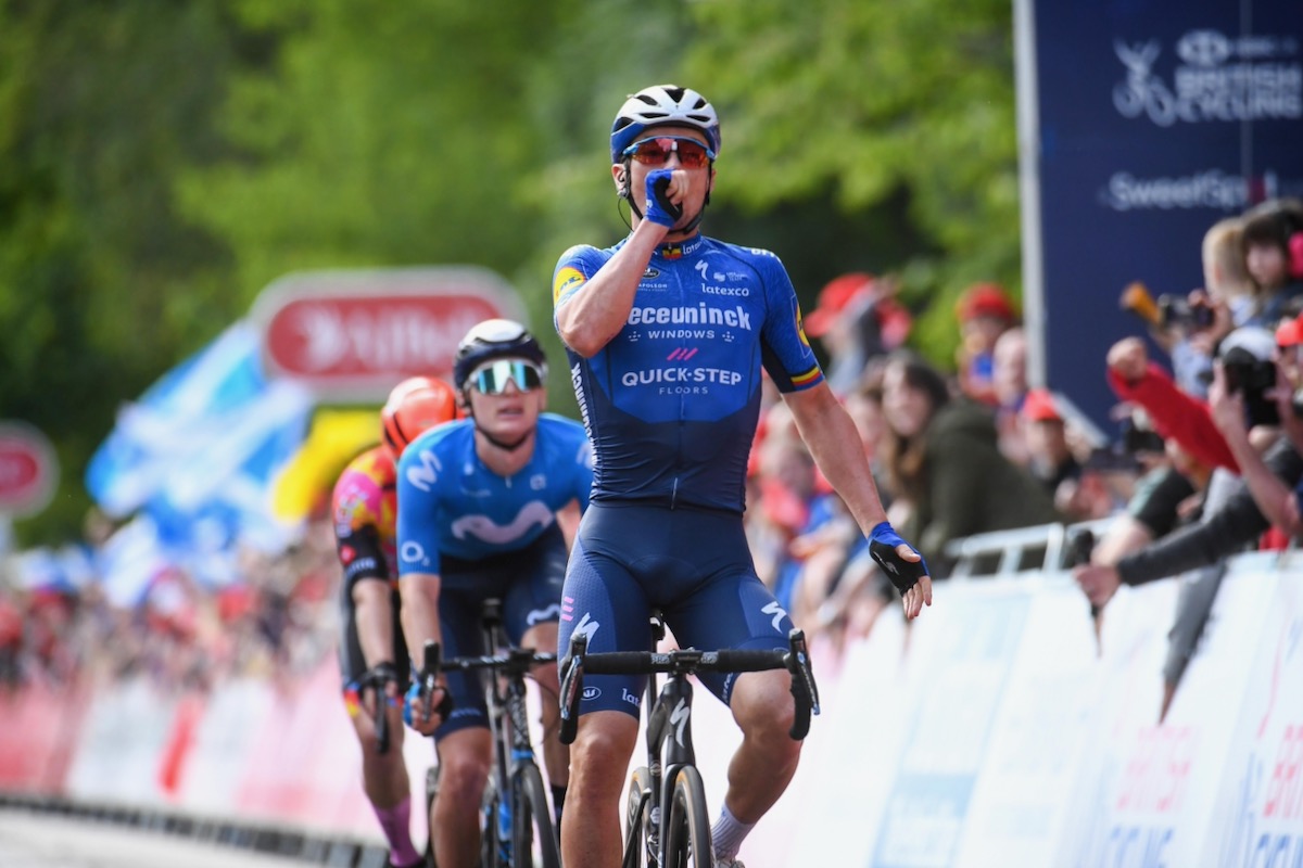 生まれたばかりの息子に勝利を捧げるイヴ・ランパールト(ベルギー、ドゥクーニンク・クイックステップ)