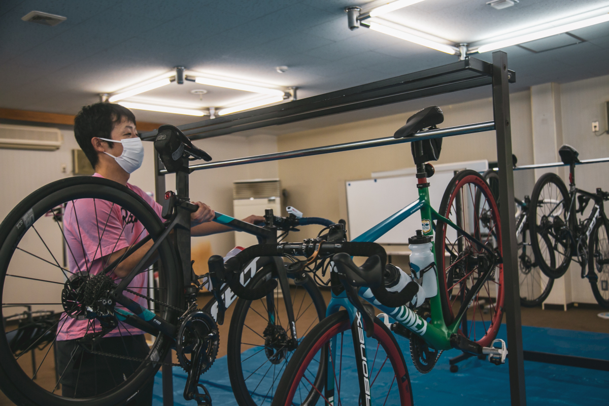 広々とした空間に自転車を保管できる自然休養村センター　食事もしっかりとしたものが用意されるという