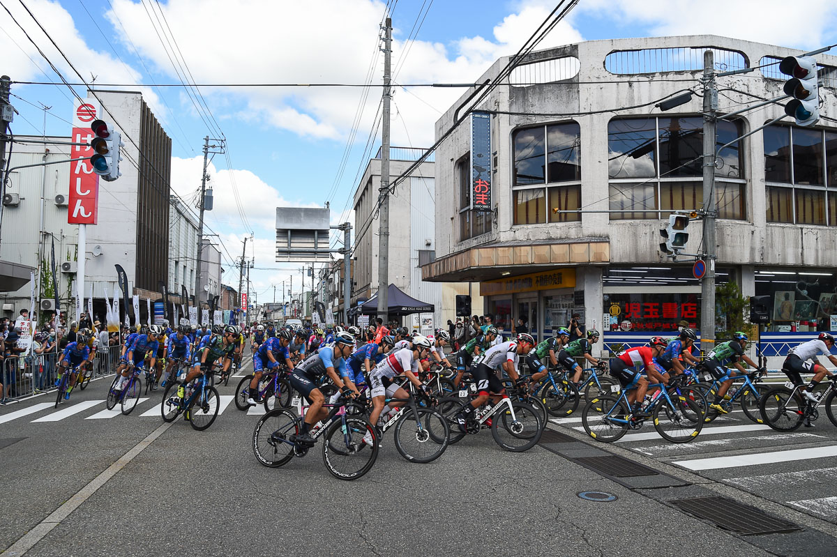 商店街の通りをスタートしていく集団