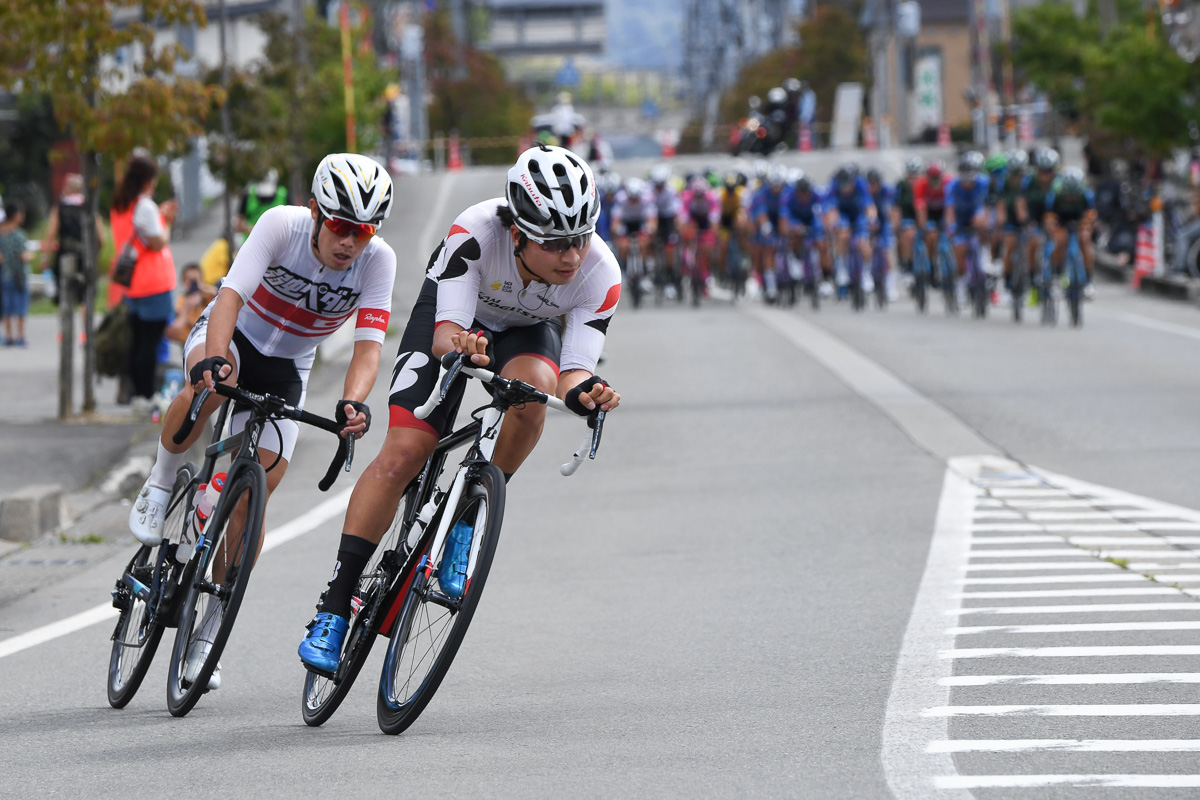 レース前半は橋本英也（チームブリヂストンサイクリング）と入部正太朗（弱虫ペダルサイクリングチーム）が先行