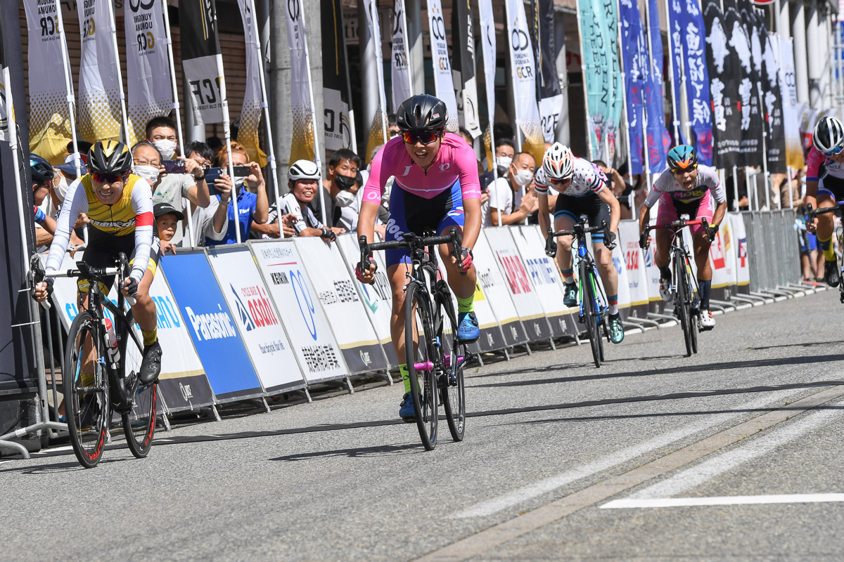 女子　フィニッシュ直前、唐見実世子（弱虫ペダルサイクリングチーム）が並びかけるも植竹海貴（Y's Road）が抑え切る