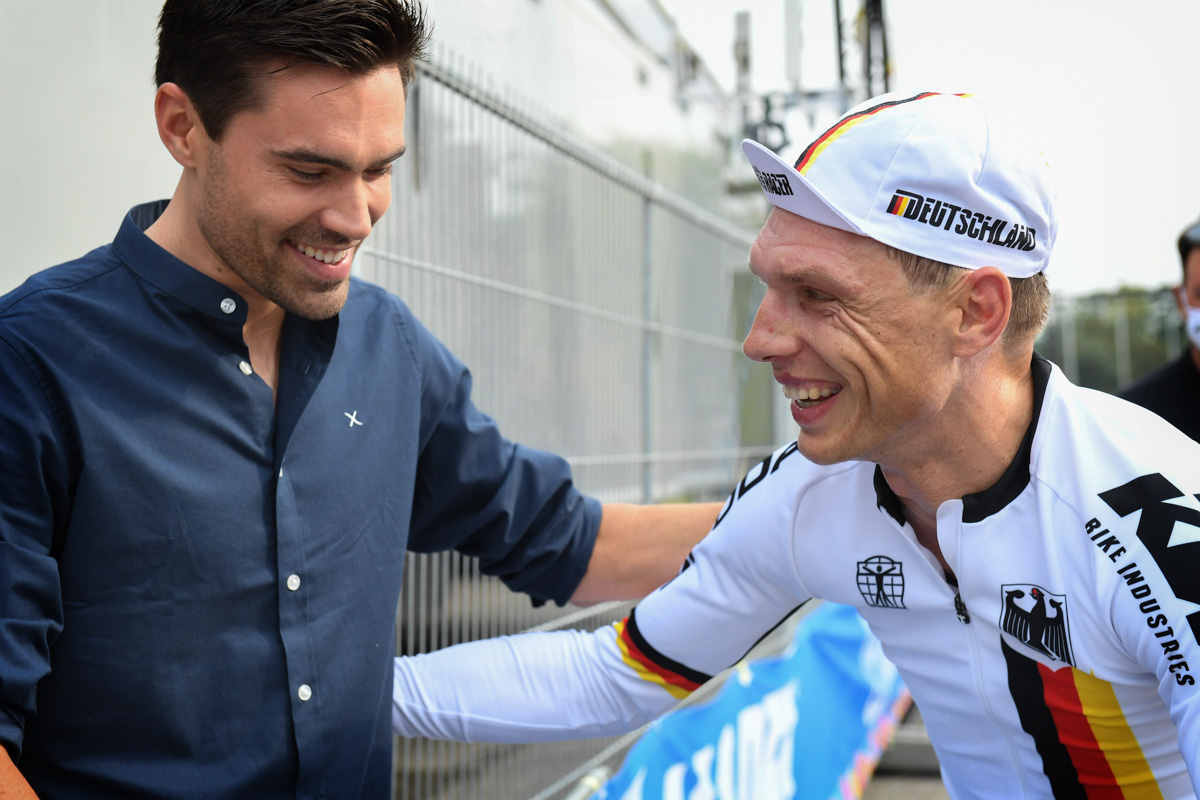 2021年世界選手権男子エリート個人タイムトライアルで欠場したトム・デュムラン(オランダ)に迎えられるトニー・マルティン(ドイツ)