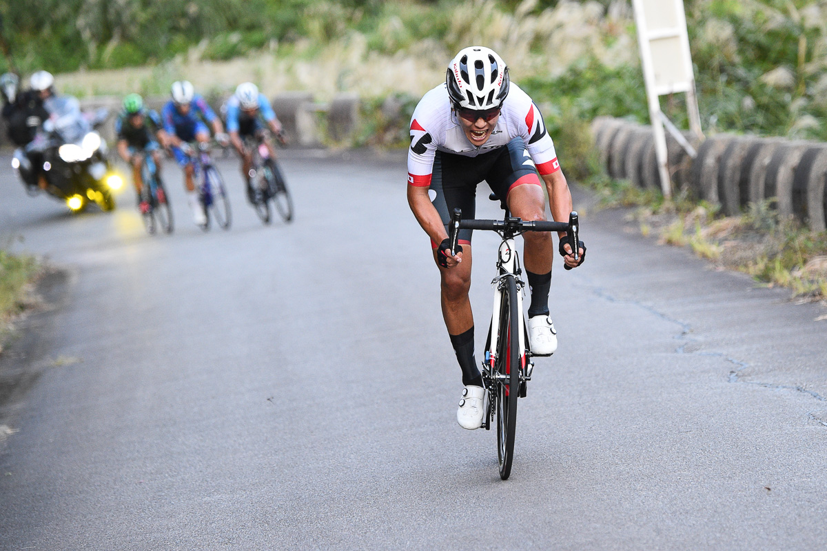 最終周回で再度アタックした沢田時（チームブリヂストンサイクリング）後方に追走する3名が迫る