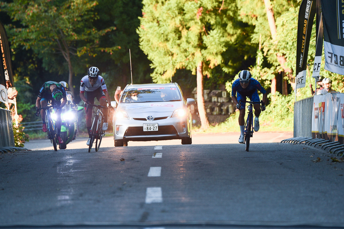 残り100m　最終コーナーをクリアしてスプリント勝負　アウト側（写真右側）で草場啓吾（愛三工業レーシングチーム）が伸びてくる