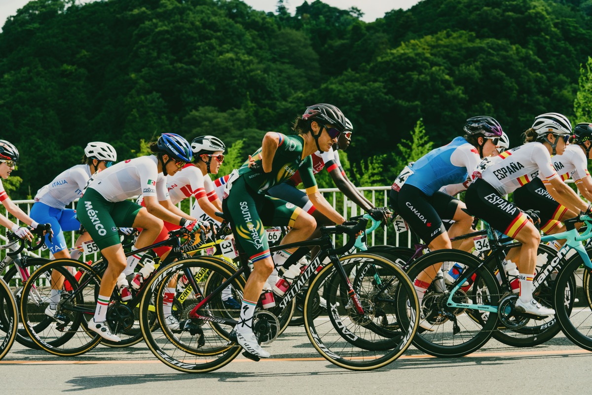 メイン集団内で道志みち序盤区間を走る與那嶺