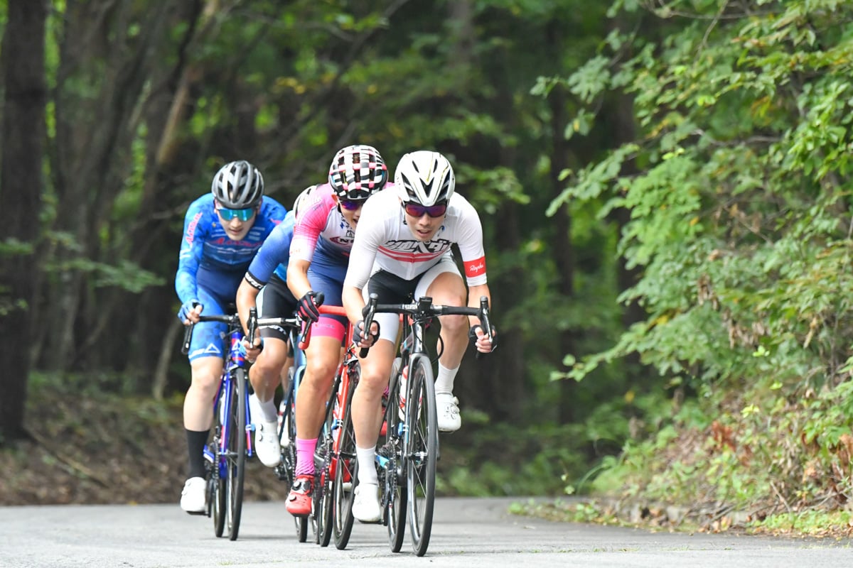 入部正太朗（弱虫ペダルサイクリングチーム）ら数人の選手がメイン集団から抜け出しを図るも吸収されてスプリントに