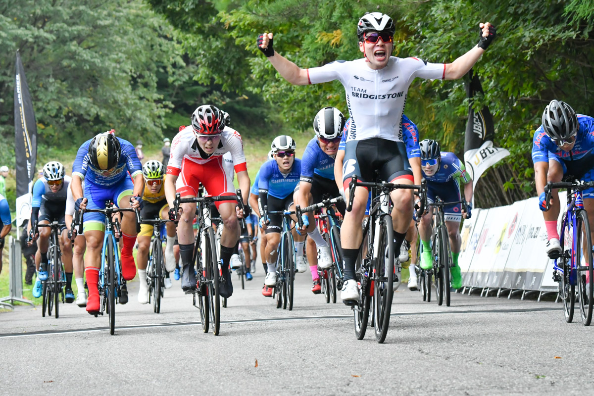 自身初となるロードレースの優勝でチームに連勝をもたらした兒島直樹（チームブリヂストンサイクリング）