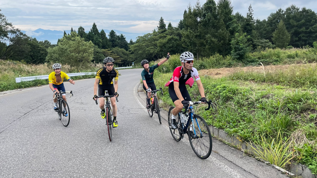 えんえん10km続く斑尾高原の登りは最初の関門だ