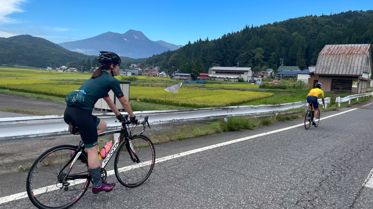 広々とした田んぼ越しに見えてきた妙高山の容姿が美しい