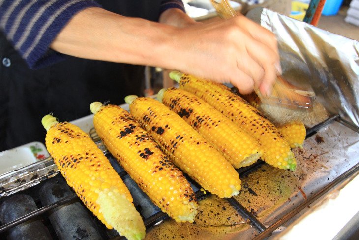 香ばしい焼きとうもろこしはおやつにピッタリ