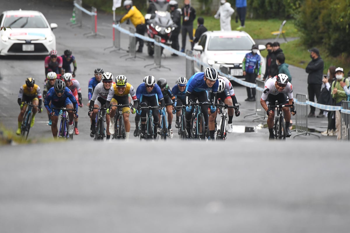 残り50m、集団左側から猛然と上がってくる今村駿介(TEAM BRIDGESTONE Cycling)