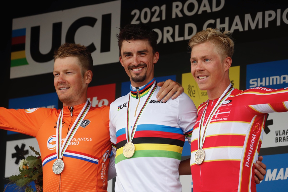 ロード世界選手権2021男子エリートロードレース表彰台に立つミケル・ヴァルグレン(デンマーク)
