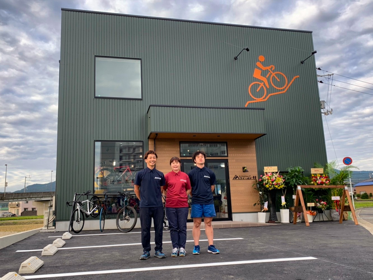 愛媛県松山市南梅本町にオープンしたサイクルショップ フィールド社とスタッフの皆さん  