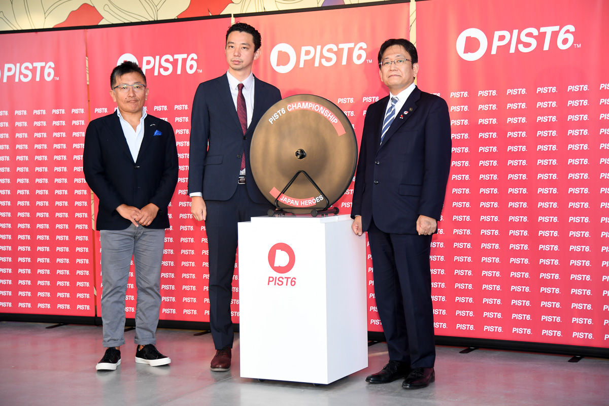 チャンピオンズホイールを囲む千葉市神谷市長(右)PIST6鈴木代表(中)、JPF渡辺代表(左)