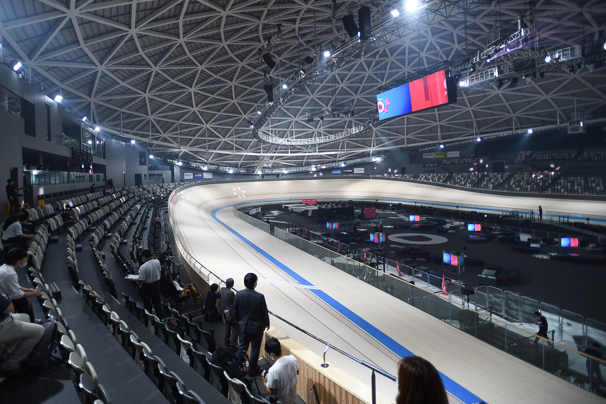 国際規格の250m板張りバンクと観客席 基本的なレイアウトは伊豆ベロドロームと同じ