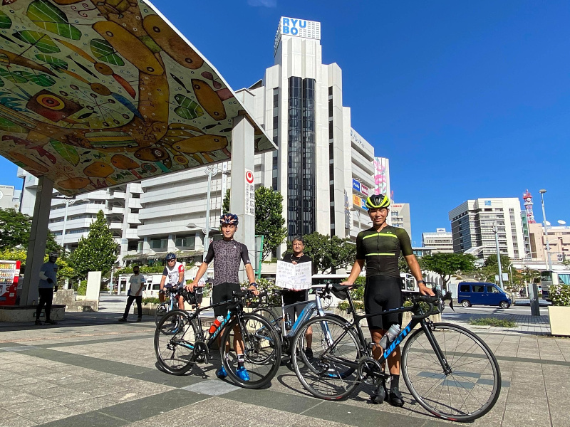 サイクリングガイドとして元プロ選手の内間康平と新城銀二が参加