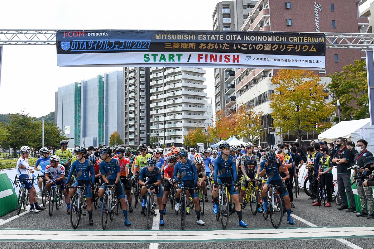 地元チームのスパークルおおいたを先頭にスタートラインに揃った出場選手