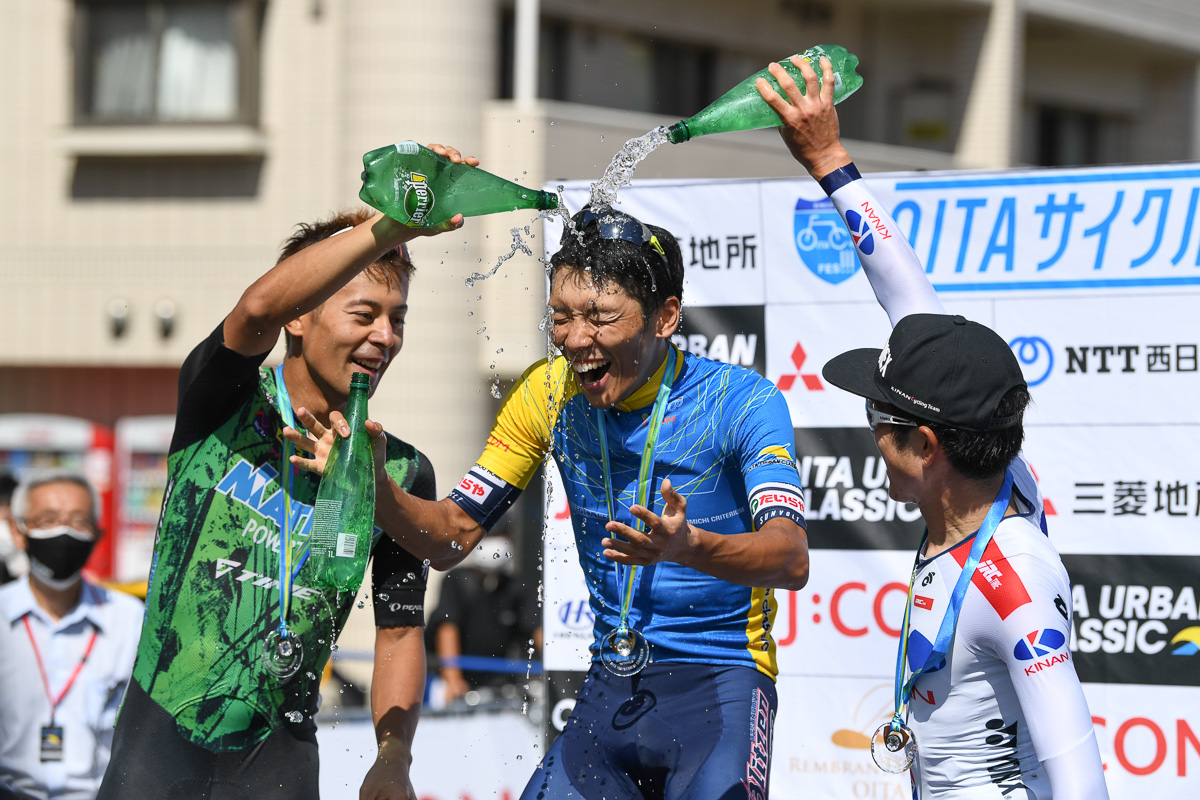 シャンパン代わりの炭酸水ファイト　2位吉田隼人（マトリックスパワータグ）と、3位中島康晴（キナンサイクリングチーム）から手荒な祝福を受ける