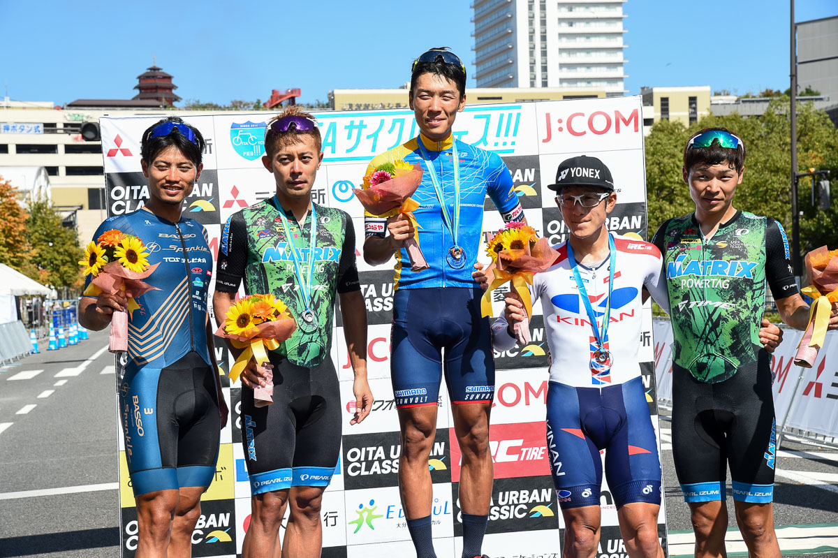 周回賞は、孫崎大樹(スパークルおおいた、写真左)と、安原大貴(マトリックスパワータグ、写真右)が獲得した