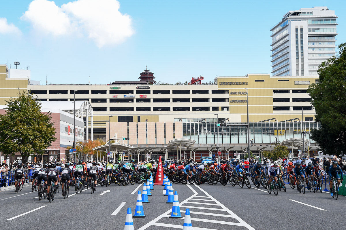 JR大分駅前を折り返していく集団