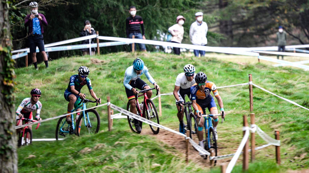 宮津旭(PAXPROJECT)を先頭に加藤健吾(臼杵)、丸山厚(BOMA/ROND CX TEAM)、舟山祥弘(AKIRUNO CYCLING ACADEMY PROJECT)、兼子博昭(スワコレーシング)がパックを形成