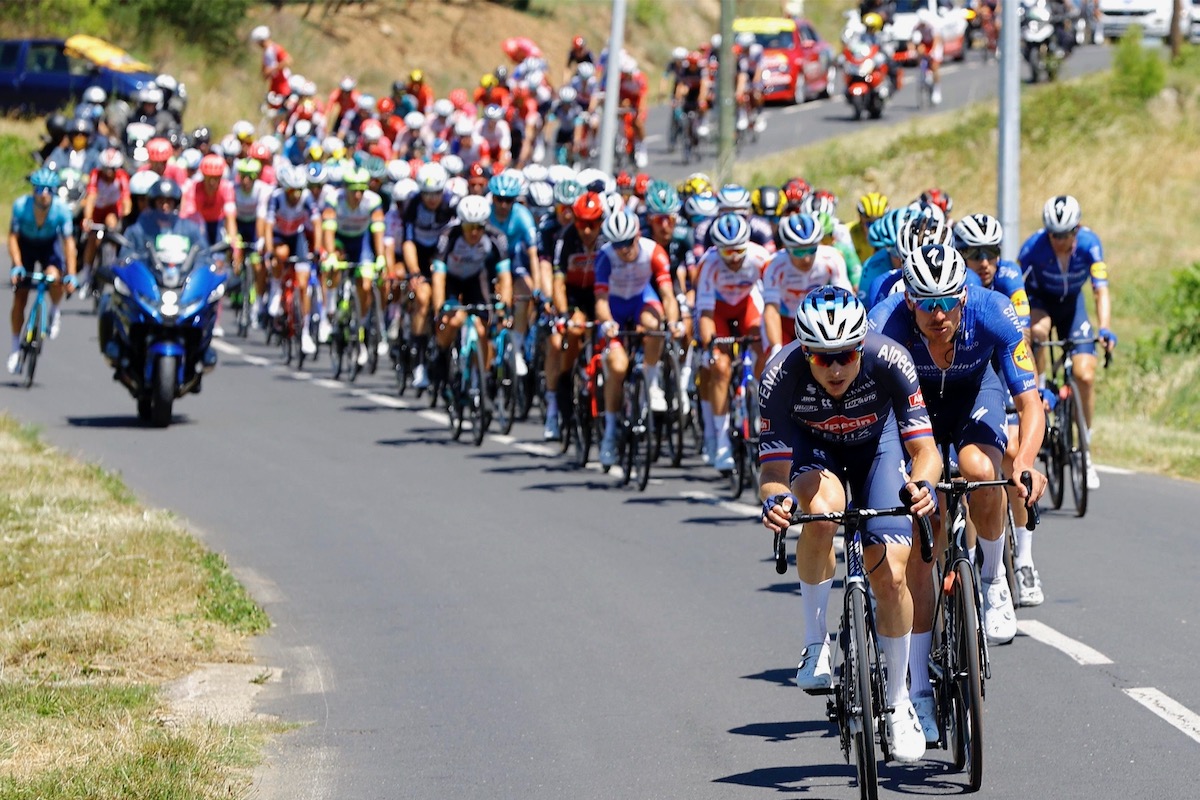 2021年ツール・ド・フランス第11ステージでメイン集団を牽引するペトル・ヴァコッチ（チェコ、アルペシン・フェニックス）